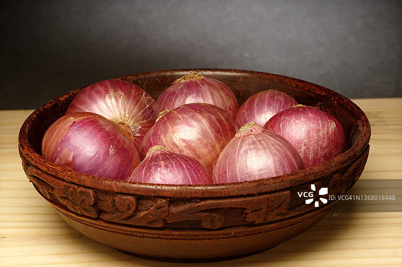 木碗里的红洋葱图片素材