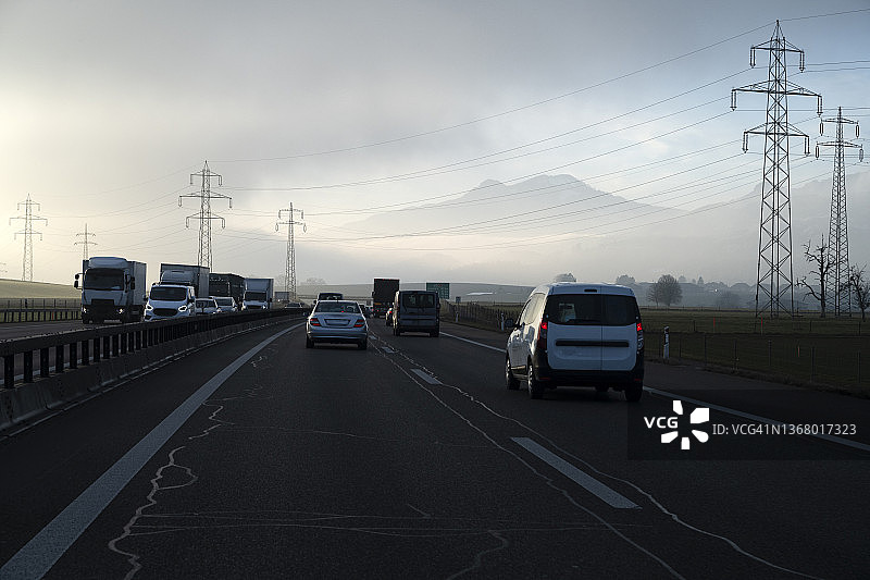 索洛图恩附近高速公路上的交通图片素材