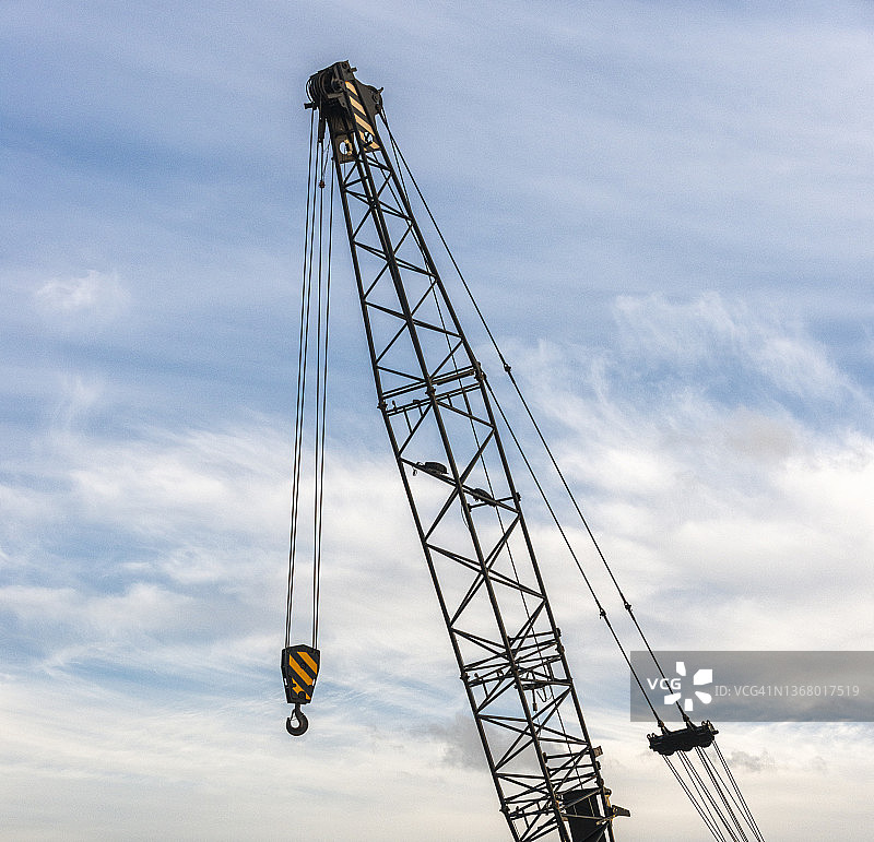 带有吊钩的工业起重机图片素材