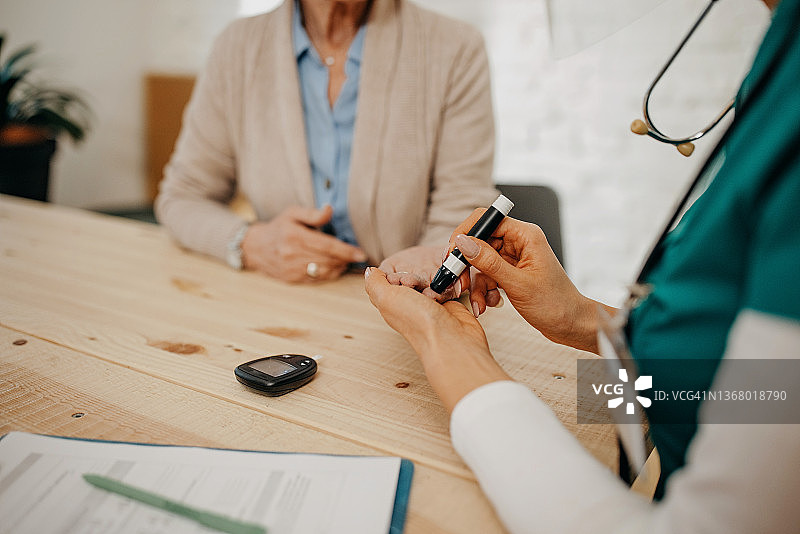 医生在家庭访问妇女图片素材