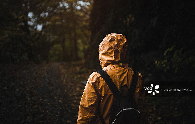 在雨天公园里散步图片素材