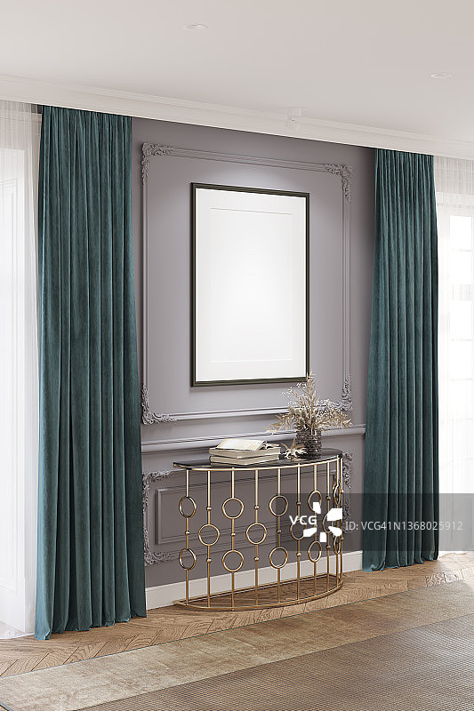 现代经典房间，灰色经典墙壁上两个窗户之间有一个空白竖版海报，青铜控制台上放着翠绿窗帘、书籍和花瓶，镶木地板上铺着米色地毯。图片素材