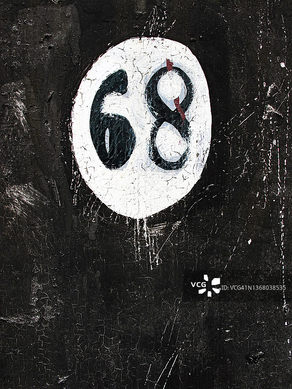 布鲁塞尔房屋外墙上的彩绘数字68图片素材