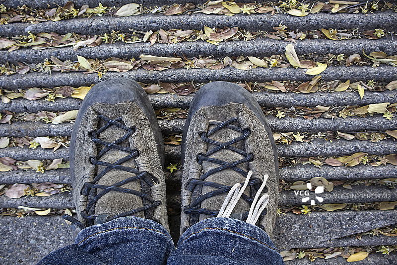 人行道上的鞋子图片素材