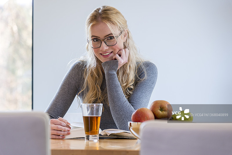 喝热茶和读书的女孩图片素材