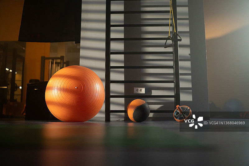 空旷健身房内的健身器材图片素材