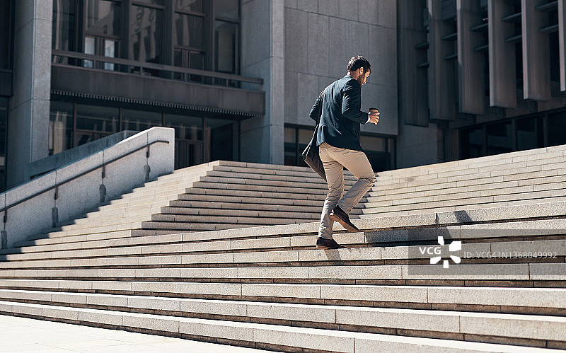 商人奔跑着上楼，背景是城市风光图片素材