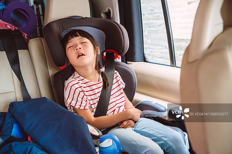 可爱的小女孩在车里睡觉图片素材