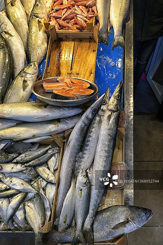 梭鱼和其他爱琴海鱼类的鱼摊图片素材