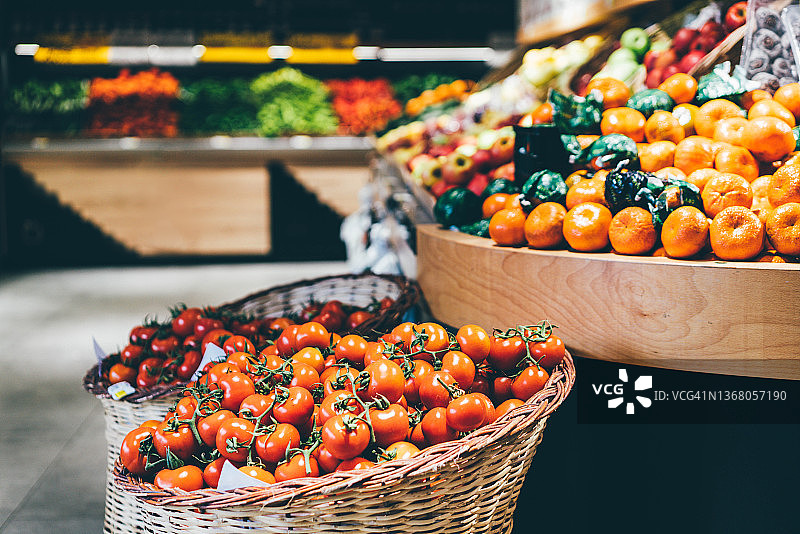 超市里的新鲜水果和蔬菜图片素材