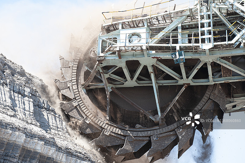 煤矿工作的轮斗挖掘机图片素材