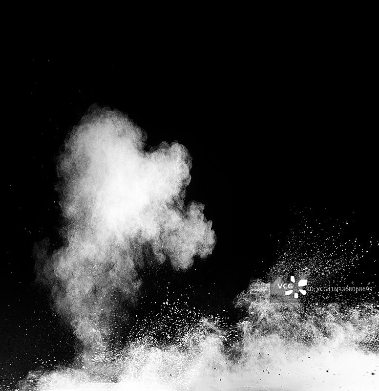 黑色背景上由灰尘和烟雾爆炸产生的冲击波图片素材