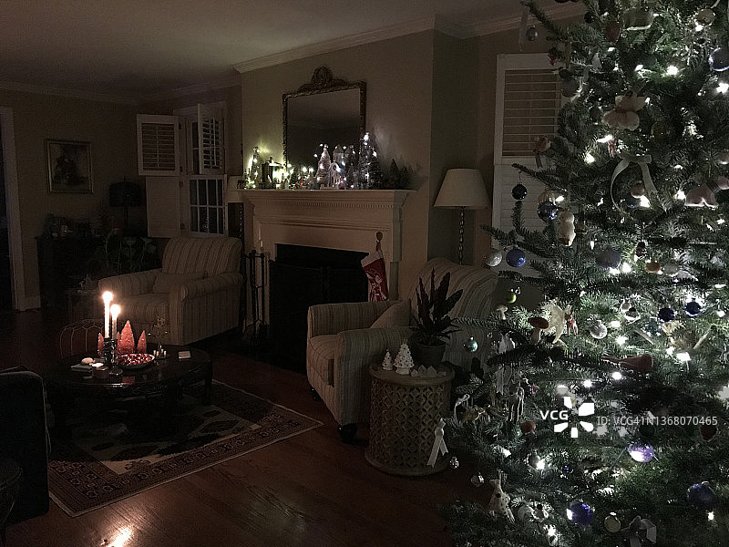 用蜡烛和闪烁的圣诞灯装饰的房屋图片素材