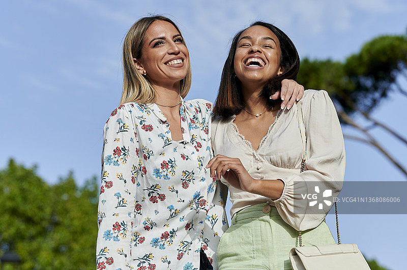 两个在街上微笑的女人图片素材