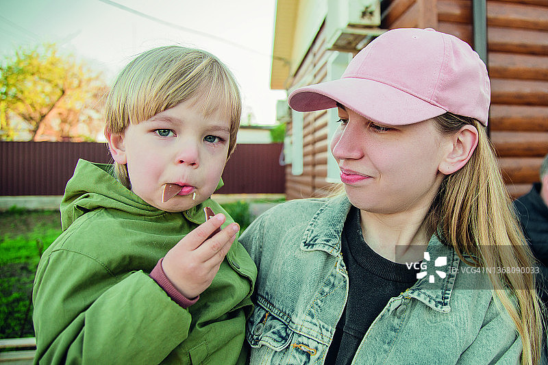 年轻妈妈和儿子图片素材