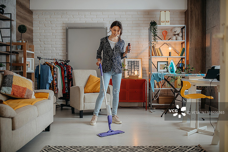 用湿拖把清洁拼花地板图片素材