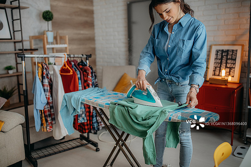 熨烫衣物图片素材