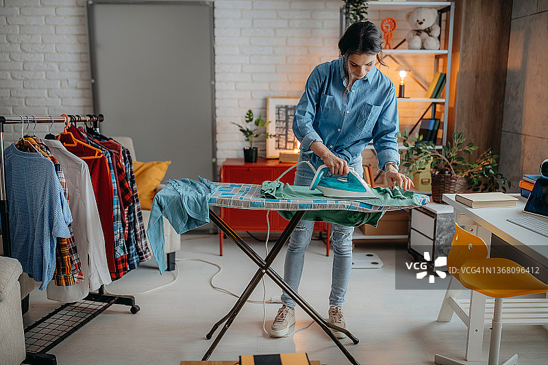 熨烫衣物图片素材