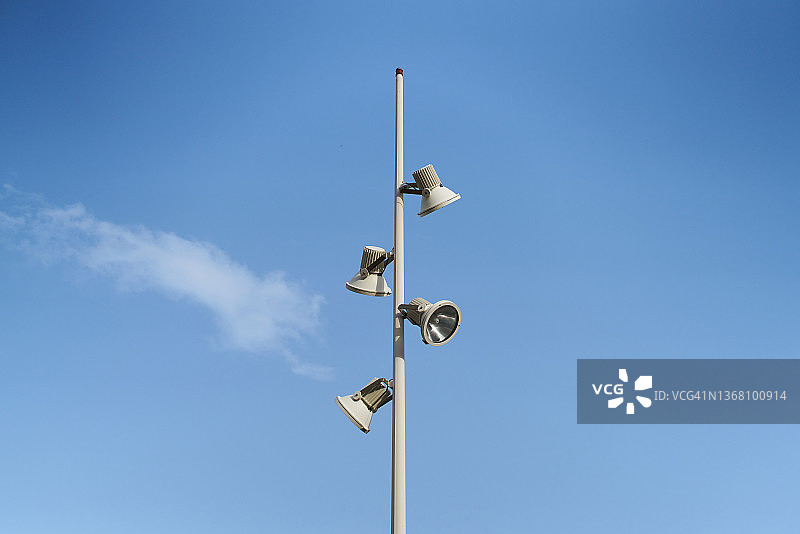 蓝天下的路灯图片素材