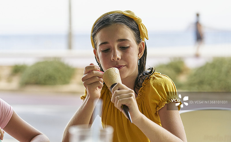 小女孩吃冰淇淋图片素材