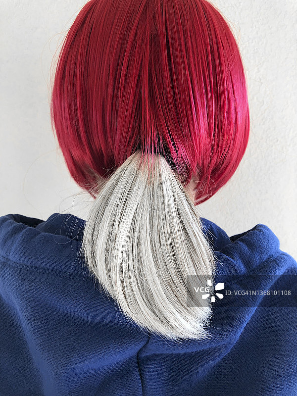 脑后扎着白色马尾辫，戴着红色假发的女人图片素材