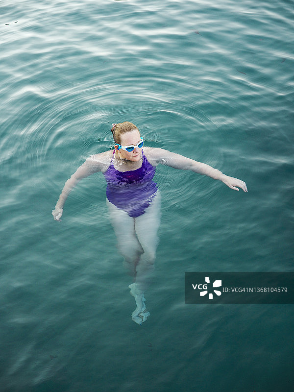 海中的女游泳者图片素材