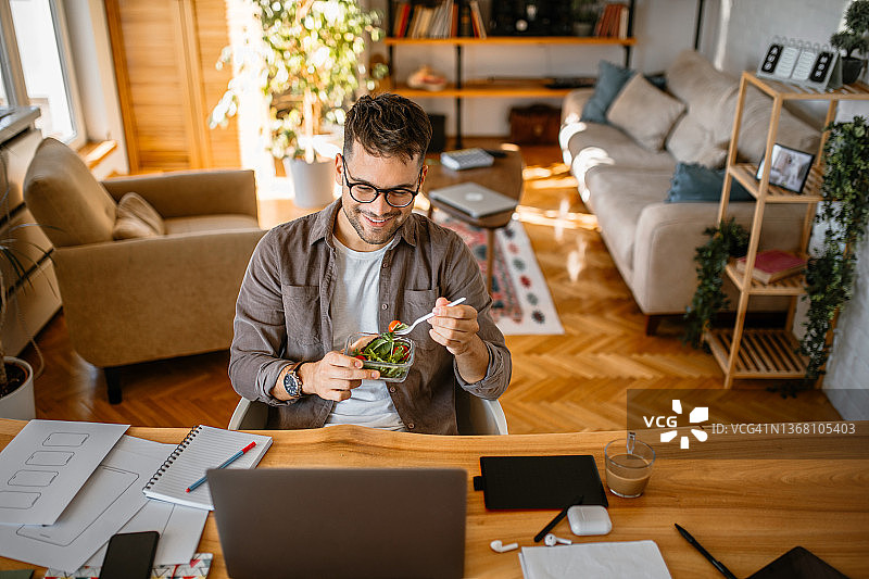 在家吃健康零食看播客的男人图片素材