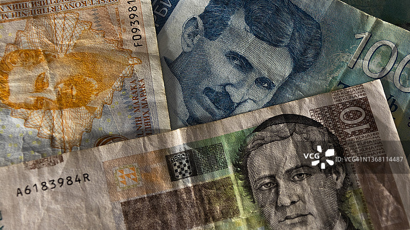 塞尔维亚第纳尔、波斯尼亚马克和克罗地亚库纳纸币图片素材