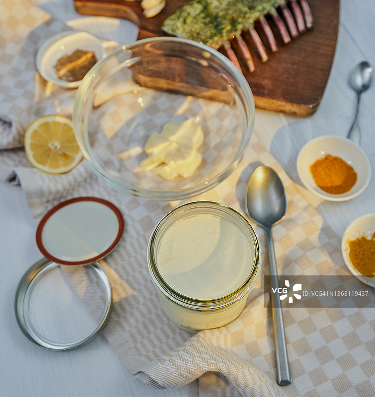 腌制羊肉块配咖喱蛋黄酱图片素材