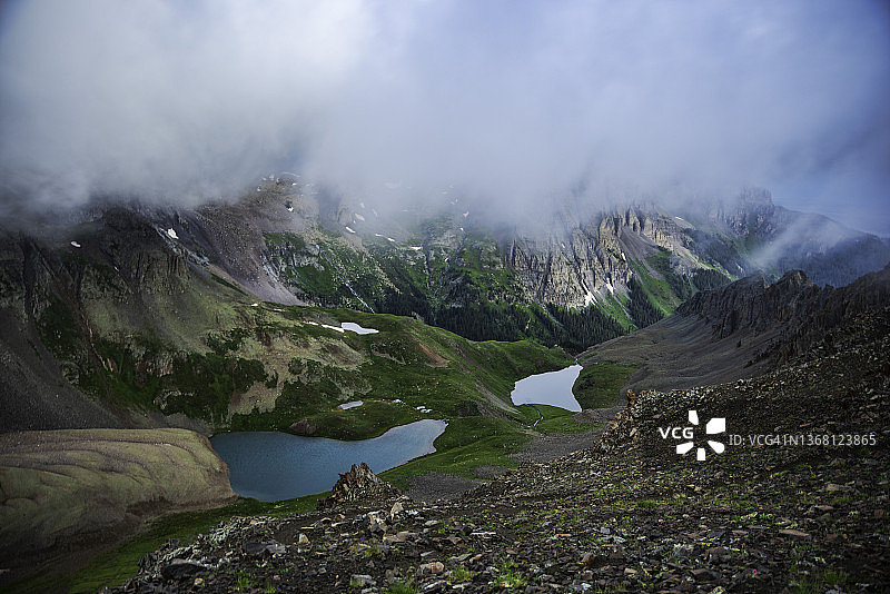 雾中山间的蓝湖图片素材