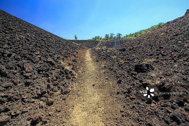 徒步穿越熔岩地区图片素材