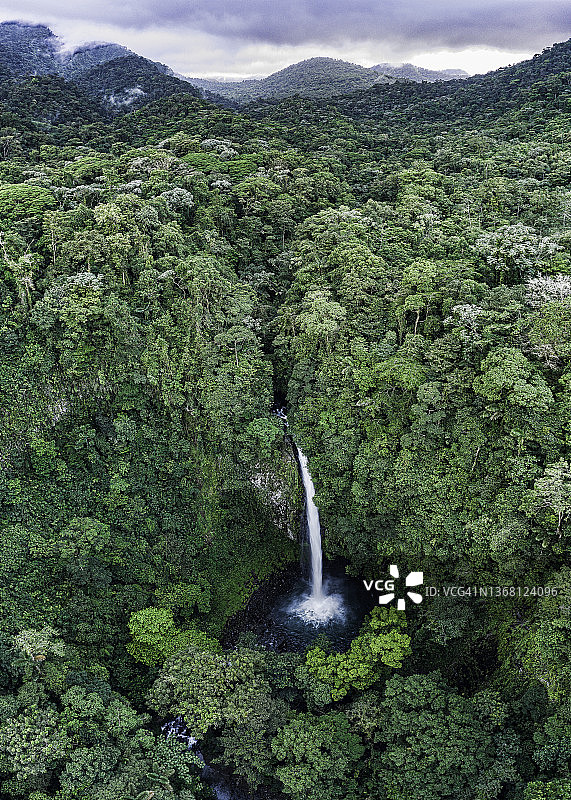拉福图纳瀑布和丛林无人机视角图片素材