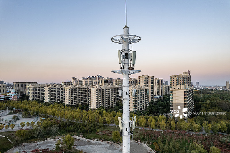 日落时分的5G蜂窝通信塔航拍图片素材
