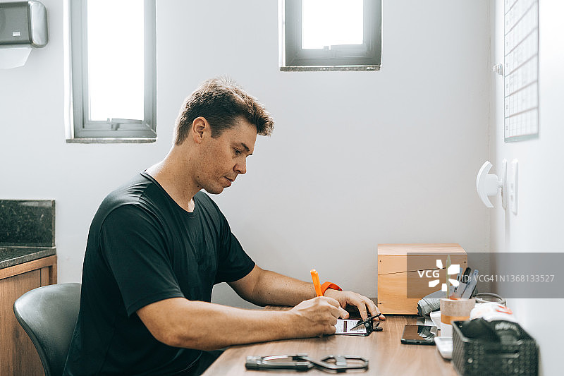 健身房办公室里的健身教练图片素材