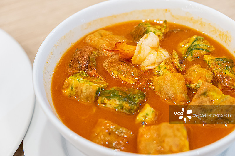 金合欢煎蛋和蔬菜酸汤鲜虾图片素材