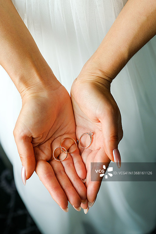 新娘手持订婚戒指特写图片素材