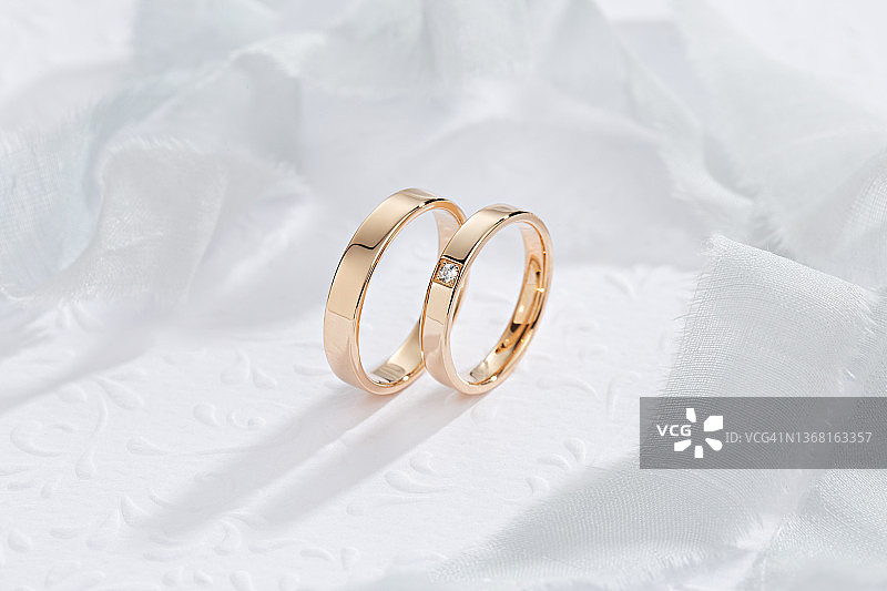 白色背景上的时尚金色结婚戒指图片素材