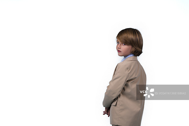 白色背景上可爱的漂亮男孩肖像图片素材