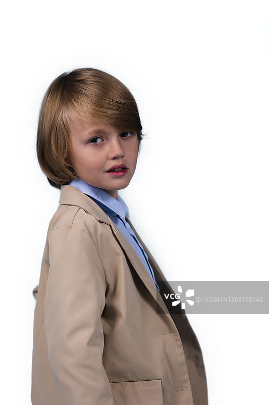 白色背景上可爱的漂亮男孩肖像图片素材