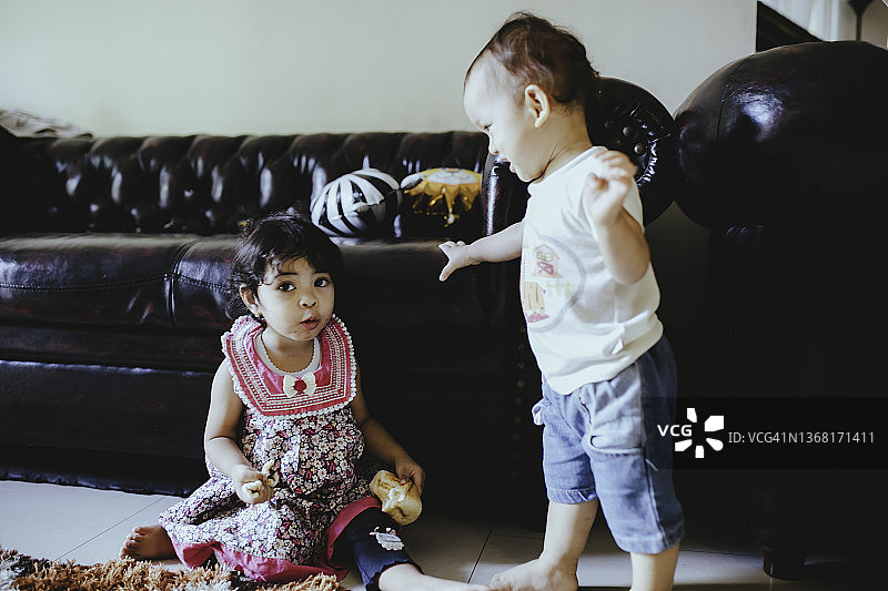 在家中调皮的一岁婴儿图片素材