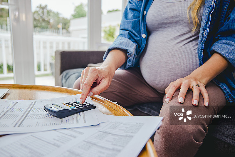 准妈妈正在制定家庭预算图片素材