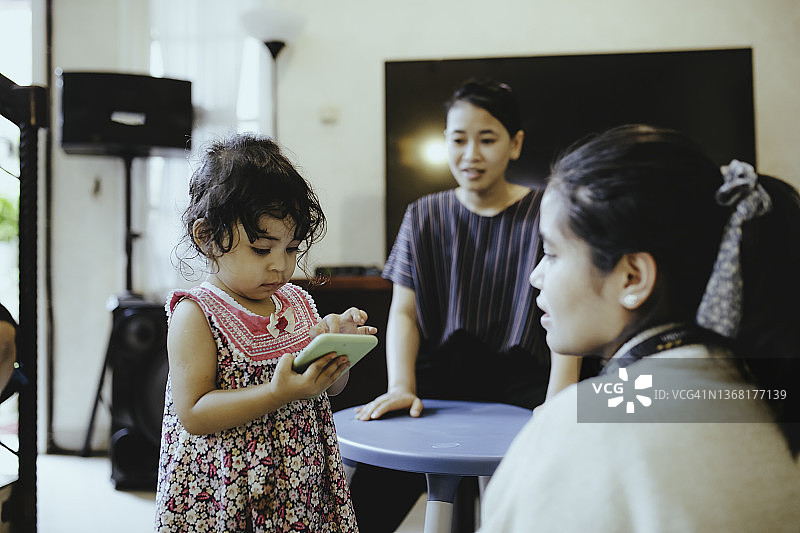 年轻的亚洲成年女性和她可爱的小妹妹图片素材