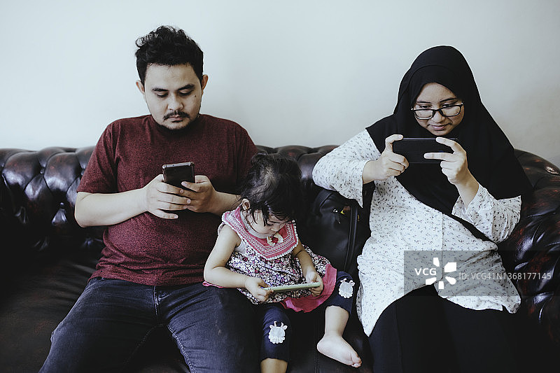 家庭在客厅使用各种科技产品图片素材