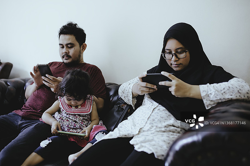 家庭在客厅使用各种科技产品图片素材