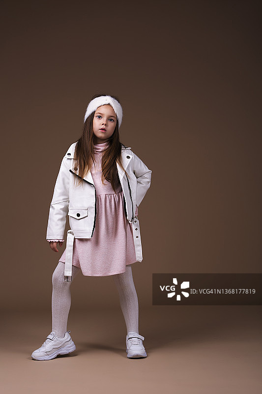 棕色背景上美丽可爱的女孩肖像图片素材