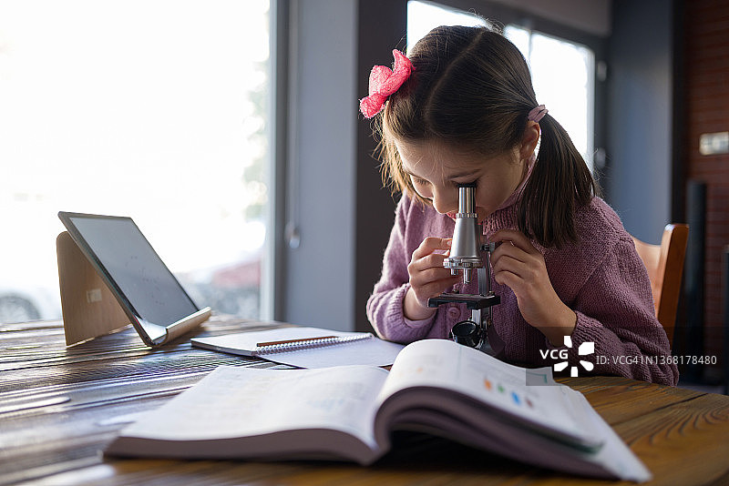 在家学习的女孩图片素材