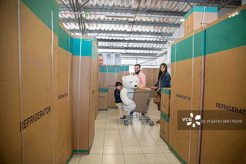 年轻家庭在大型零售店购物图片素材