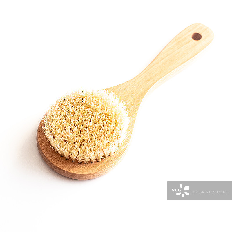 白色背景下的木制干刷身体刷特写，选择性对焦。零浪费理念。图片素材