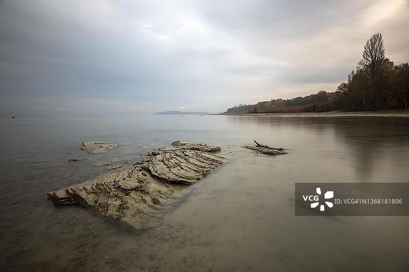 德国巴登-符腾堡州康斯坦茨湖丁格尔斯多夫克劳森霍恩的秋日雨景图片素材