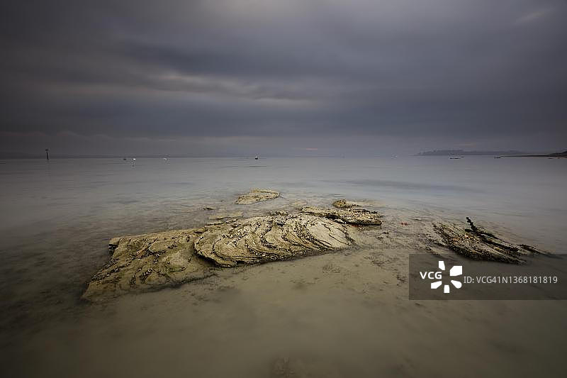 德国巴登-符腾堡州康斯坦茨湖丁格尔斯多夫克劳森霍恩的秋日雨景图片素材